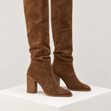 Botas de cano alto castanho — vista lateral, bloco quadrado branco marfim