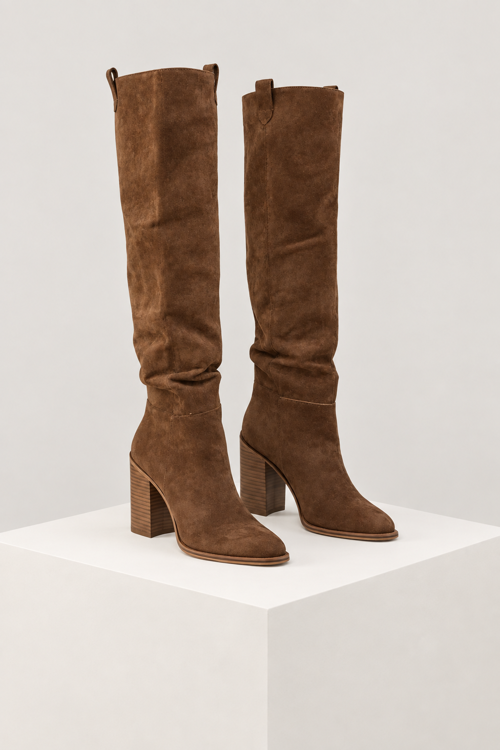 Botas de cano alto castanho — vista principal, bloco quadrado branco marfim