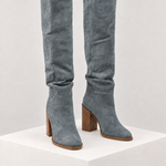 Botas de cano alto cinza — vista frontal, bloco quadrado branco marfim