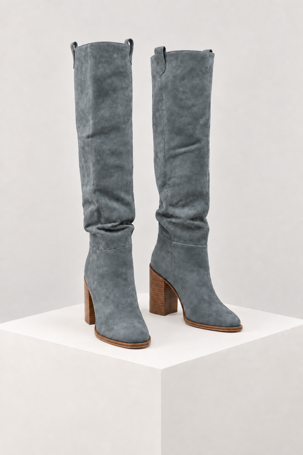 Botas de cano alto cinza — vista frontal, bloco quadrado branco marfim