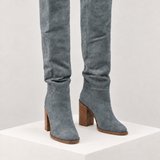 Botas de cano alto cinza — vista frontal, bloco quadrado branco marfim