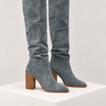 Botas de cano alto cinza — vista lateral, bloco quadrado branco marfim