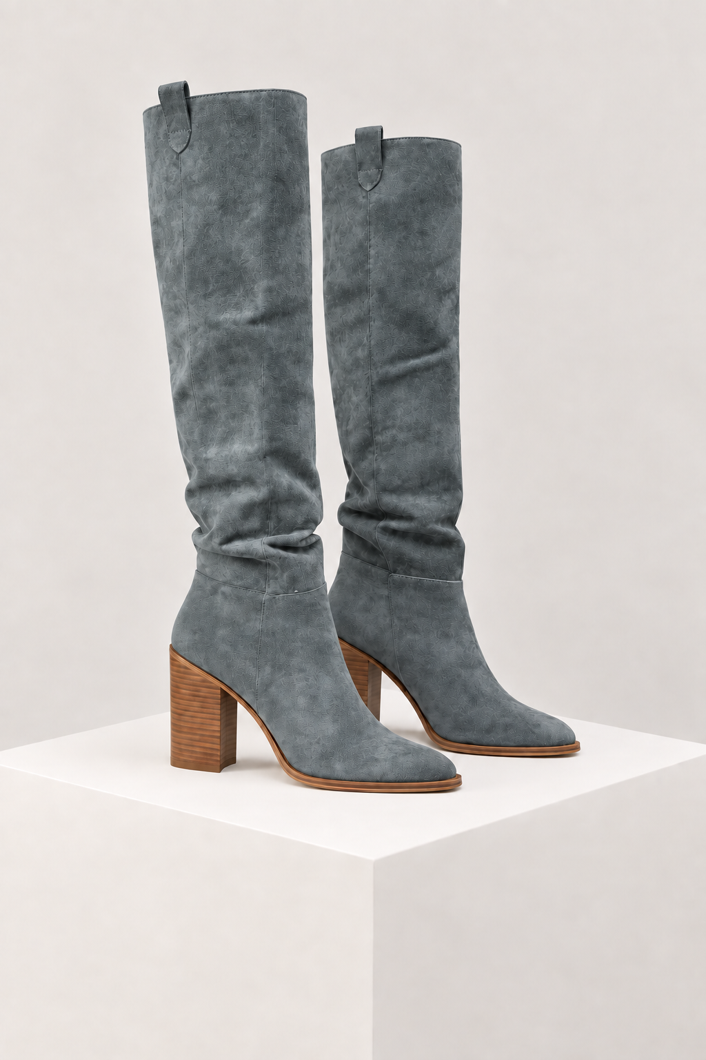Botas de cano alto cinza — vista lateral, bloco quadrado branco marfim