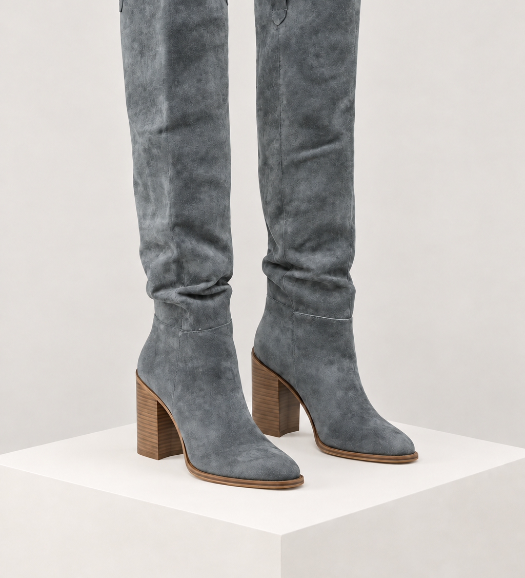 Botas de cano alto cinza — vista principal, bloco quadrado branco marfim
