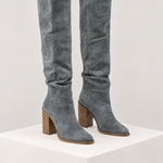Botas de cano alto cinza — vista principal, bloco quadrado branco marfim