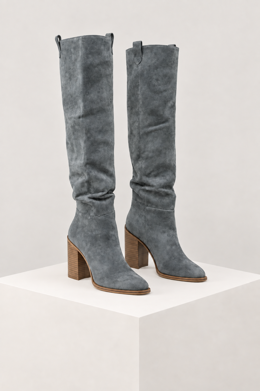 Botas de cano alto cinza — vista principal, bloco quadrado branco marfim