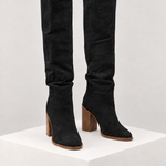Botas de cano alto preto — vista frontal, bloco quadrado branco marfim