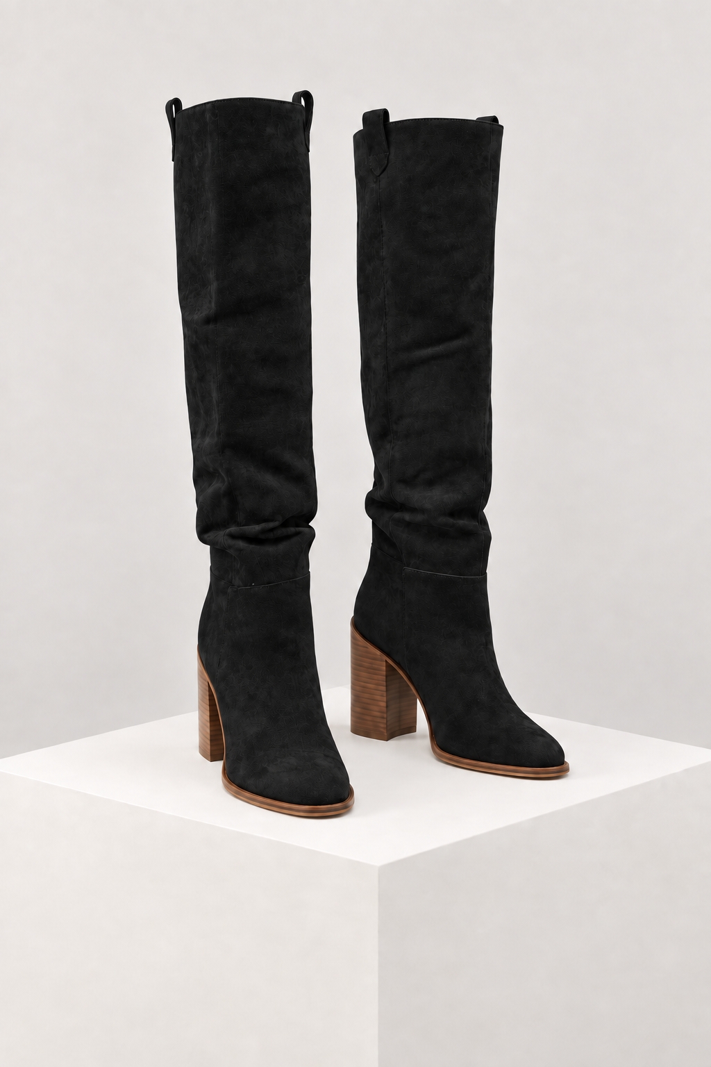 Botas de cano alto preto — vista frontal, bloco quadrado branco marfim