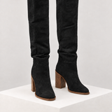 Botas de cano alto preto — vista frontal, bloco quadrado branco marfim