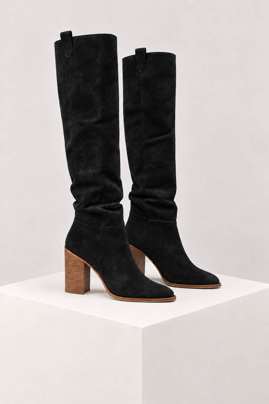 Botas de cano alto preto — vista lateral, bloco quadrado branco marfim