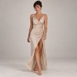 CARINA bege — vestido com modelo, vista frontal de corpo inteiro