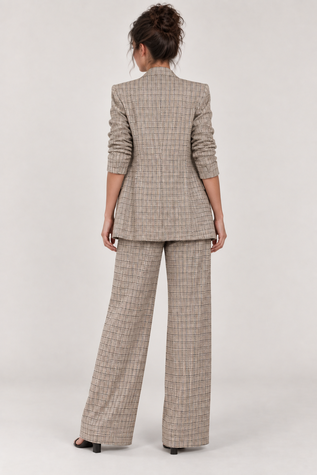 CARLOTA — conjunto xadrez bege de blazer e calças, vista costas