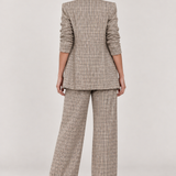 CARLOTA — conjunto xadrez bege de blazer e calças, vista costas