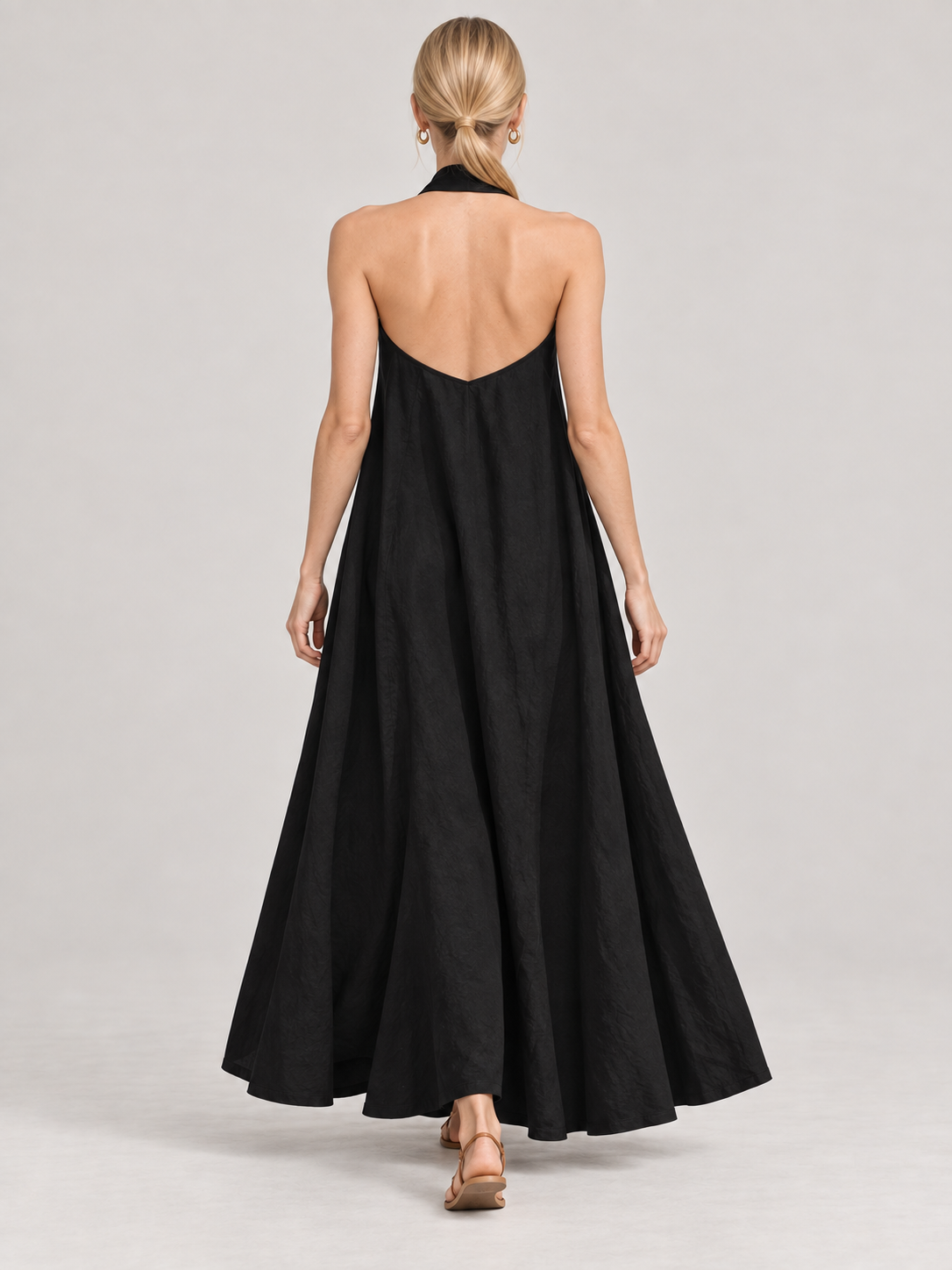 CLARA — vestido preto, vista traseira com modelo