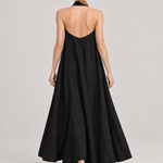 CLARA — vestido preto, vista traseira com modelo