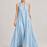 CLARA — azul, com modelo em estúdio