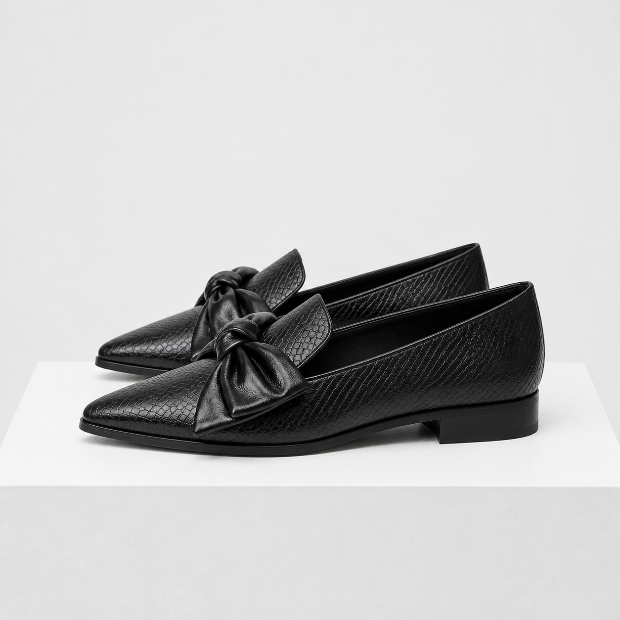 CLAUDIA loafers pretos com laço - vista lateral