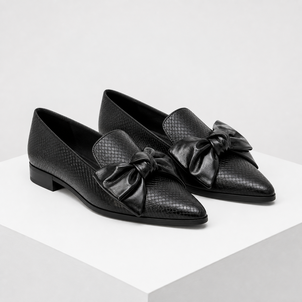CLAUDIA loafers pretos com laço - vista principal