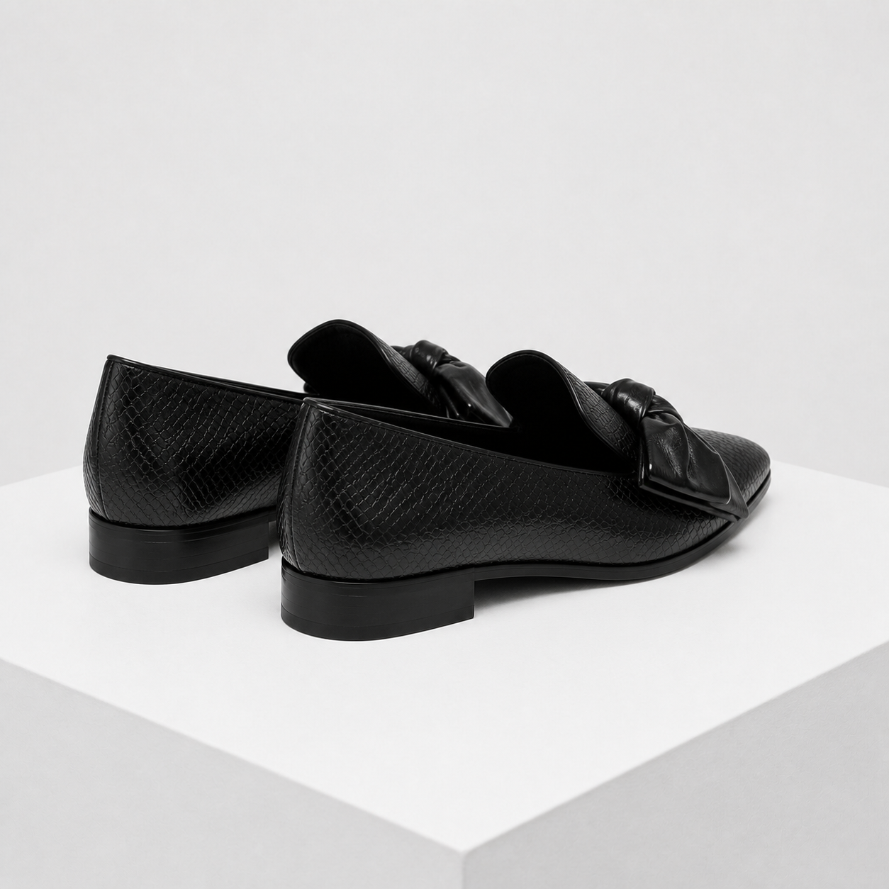 CLAUDIA loafers pretos com laço - vista traseira