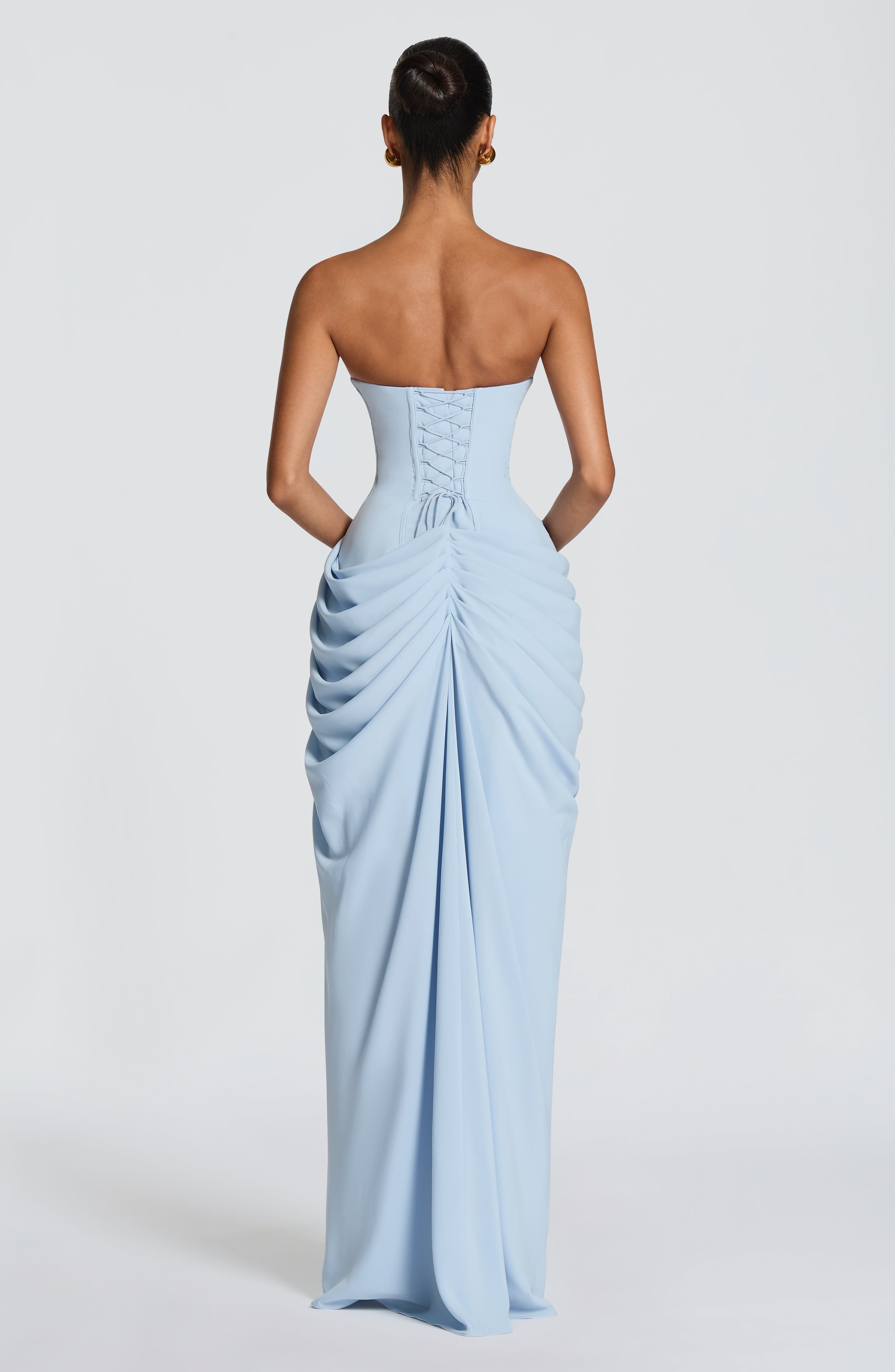 Vestido longo azul claro tomara que caia com drapeado frontal e abertura