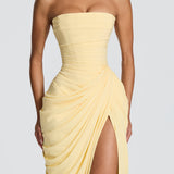 Vestido amarelo claro tomara que caia, drapeado em camadas e fenda frontal.
