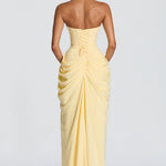 Vestido longo amarelo claro, costas nuas com franzido e drapeado central.