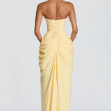 Vestido longo amarelo claro, costas nuas com franzido e drapeado central.