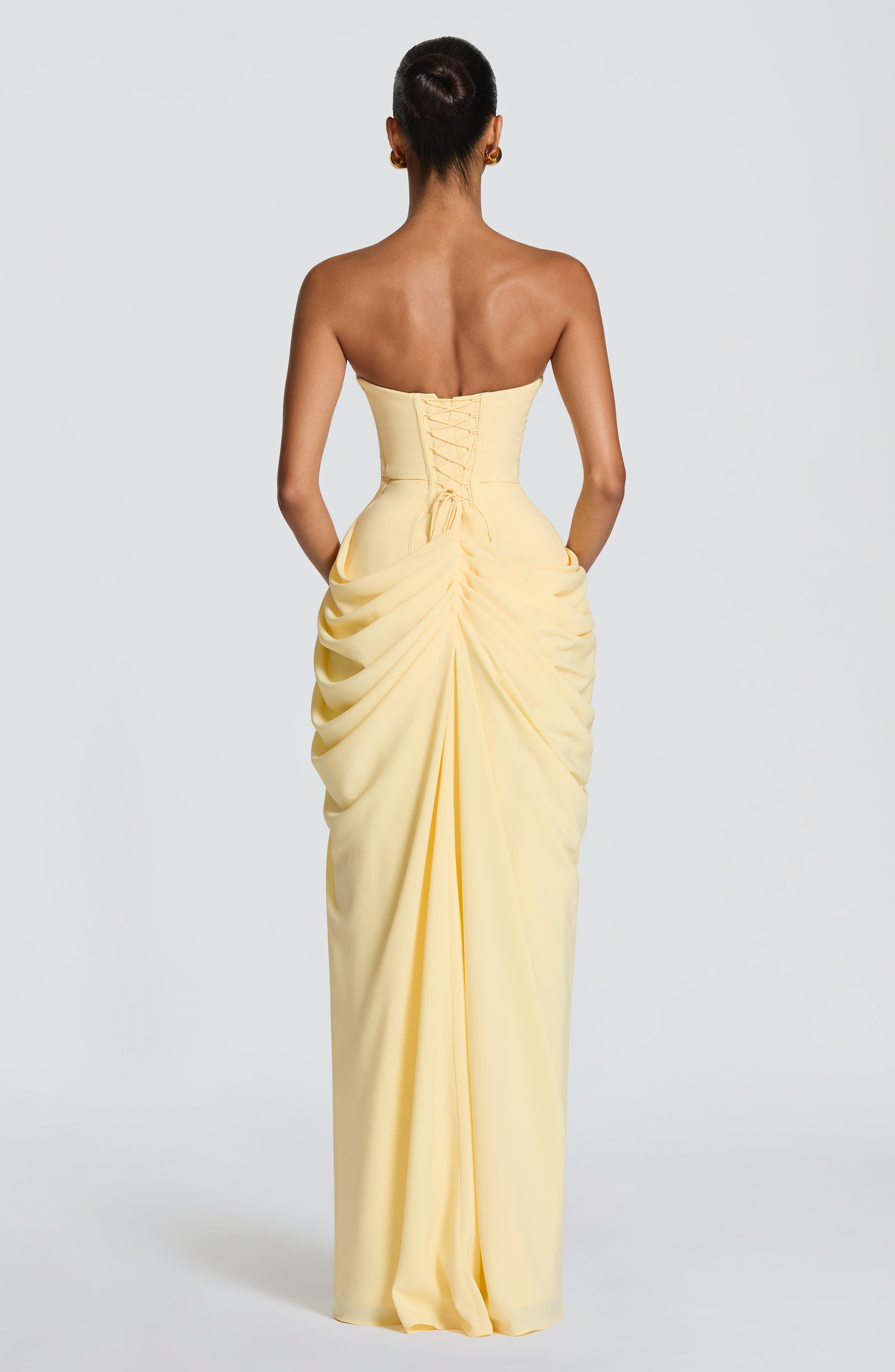 Vestido longo amarelo claro, costas nuas com franzido e drapeado central.