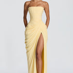 Vestido longo amarelo claro, bustiê tomara que caia com drapeado e abertura frontal.