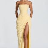 Vestido longo amarelo claro, bustiê tomara que caia com drapeado e abertura frontal.