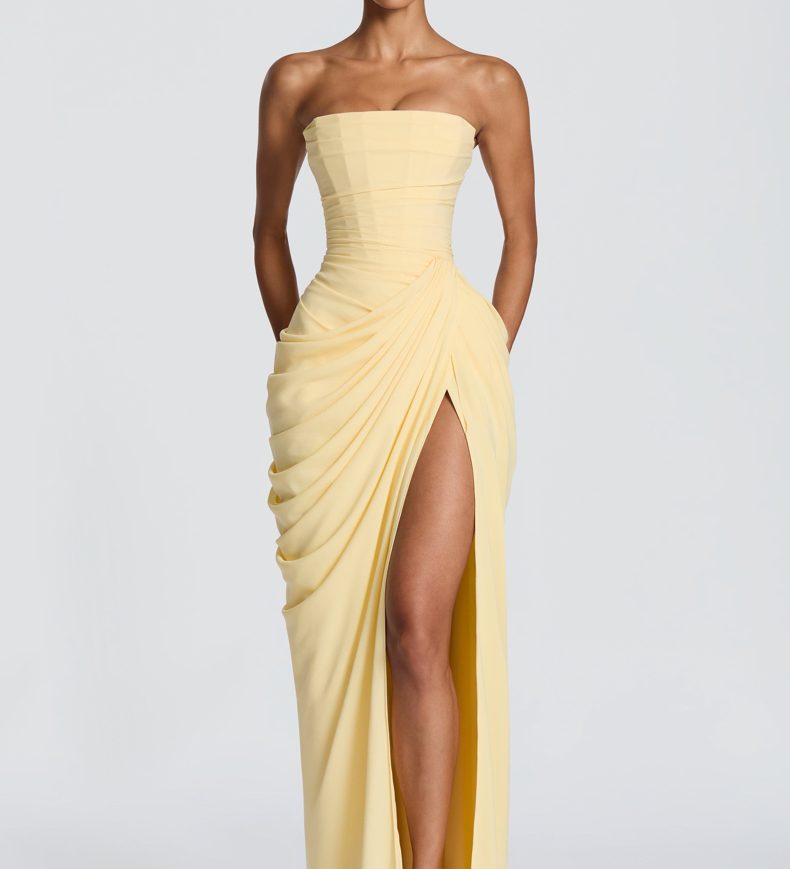 Vestido longo amarelo claro, bustiê tomara que caia com drapeado e abertura frontal.