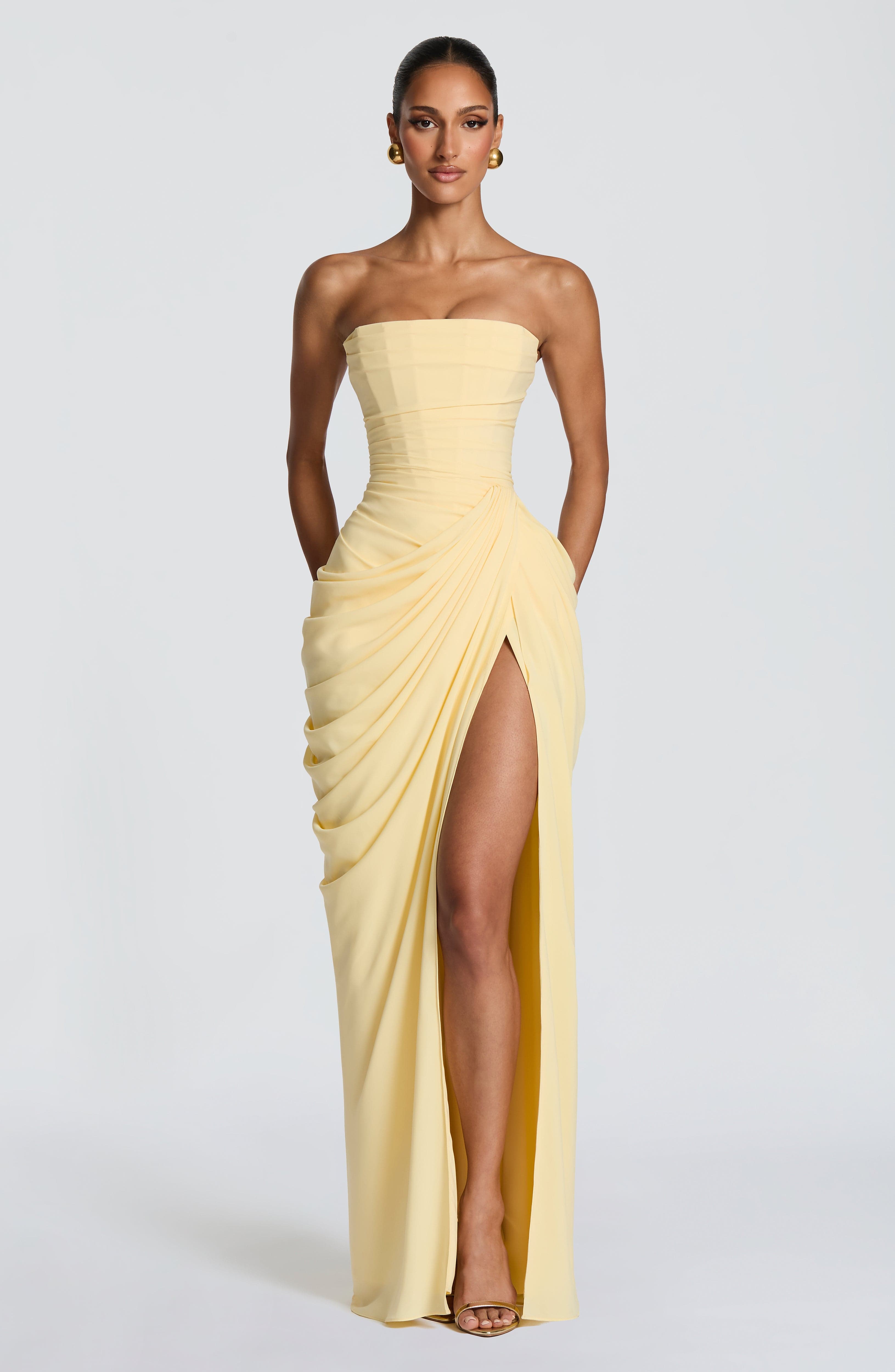 Vestido longo amarelo claro, bustiê tomara que caia com drapeado e abertura frontal.