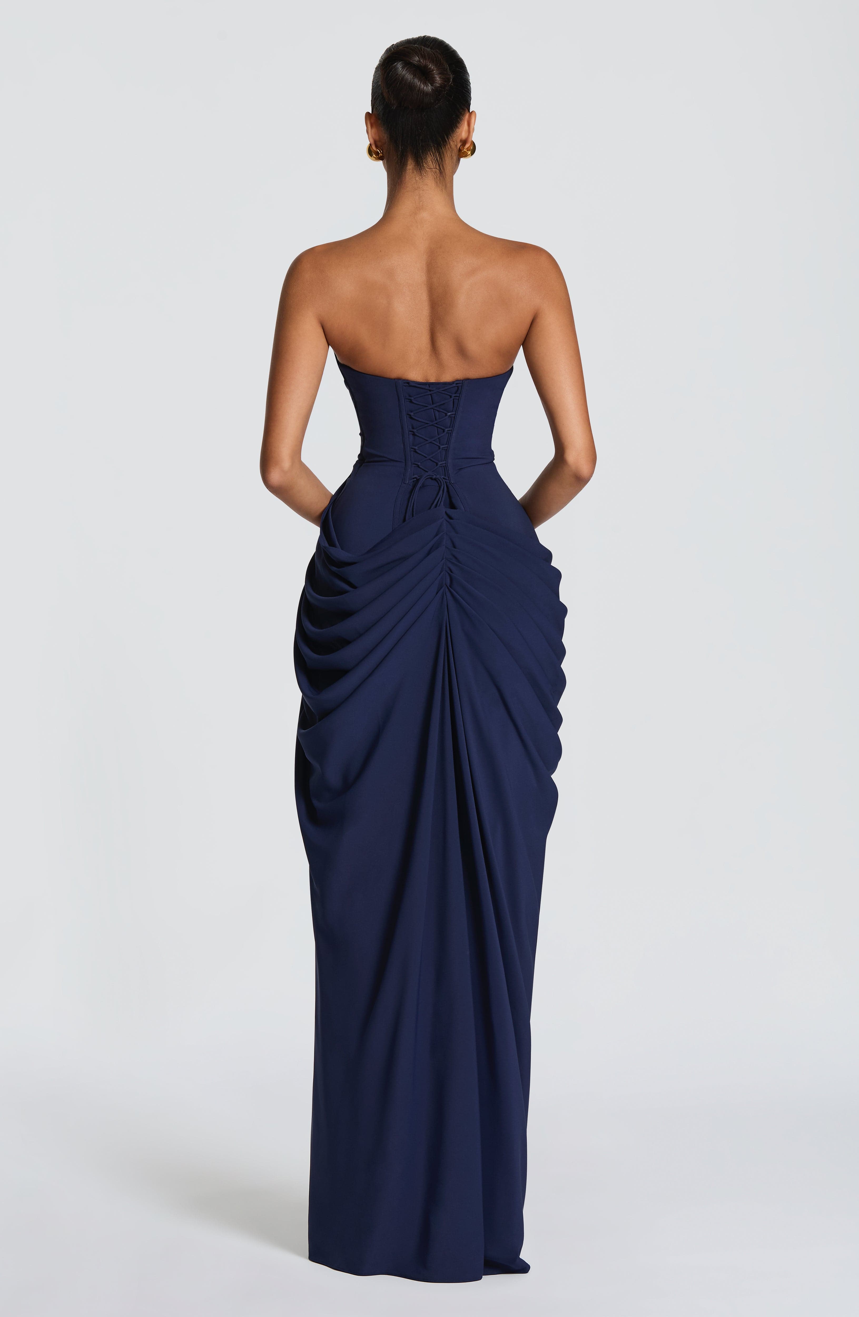 Vestido longo azul marinho sem costas com drapeado torcido na traseira