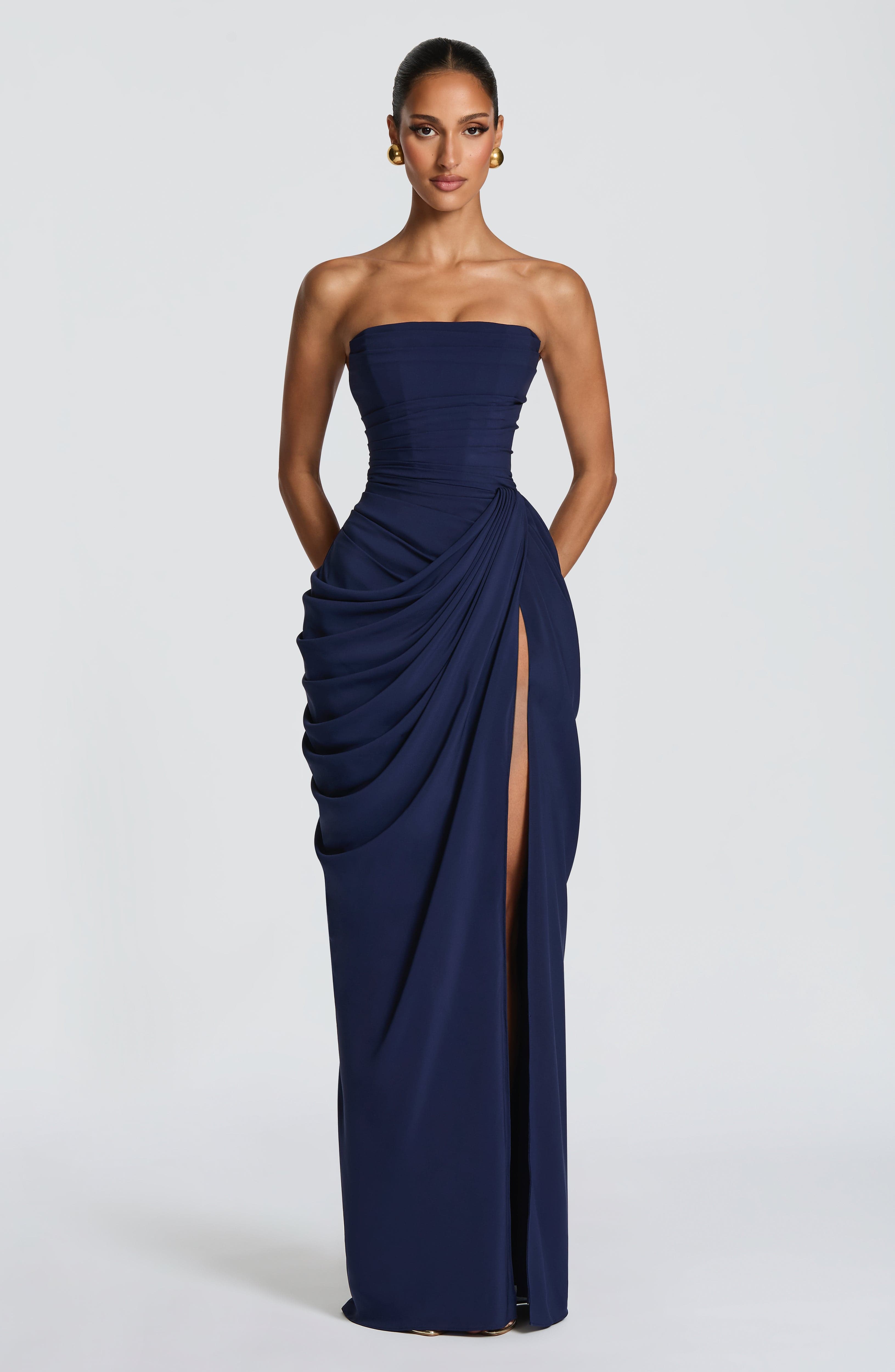 Vestido longo azul marinho tomara que caia com drapeado frontal e fenda alta