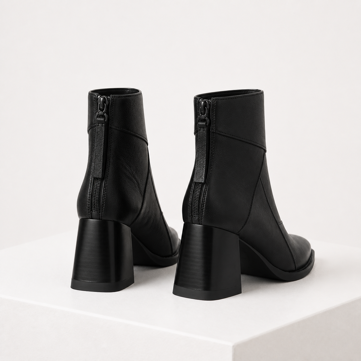 Botins DARA pretos — vista traseira com fecho posterior