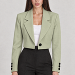 DIORA — blazer curto Verde, vista detalhe com modelo