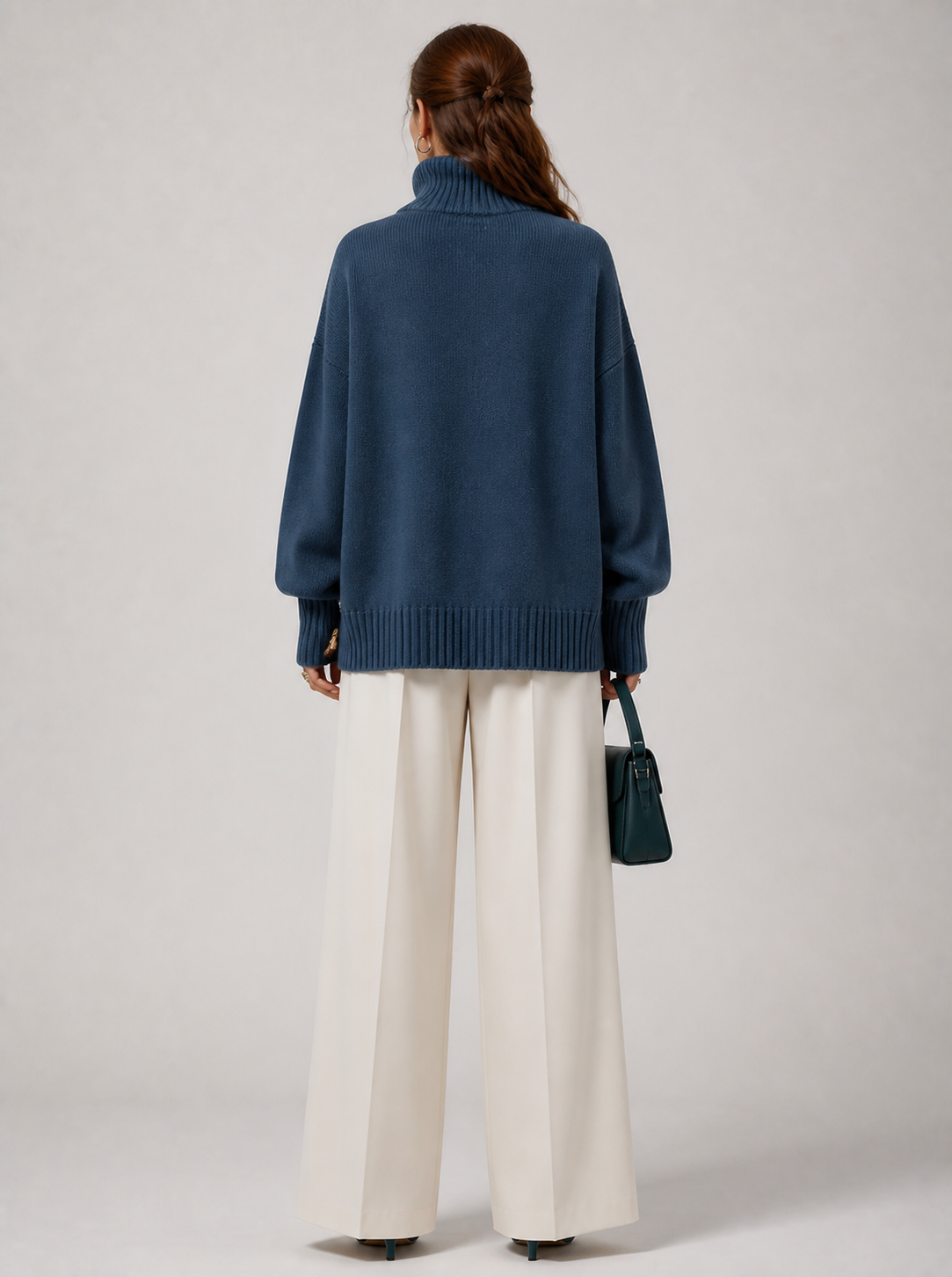 Sweater Elise azul-marinho — vista traseira em modelo