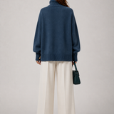 Sweater Elise azul-marinho — vista traseira em modelo
