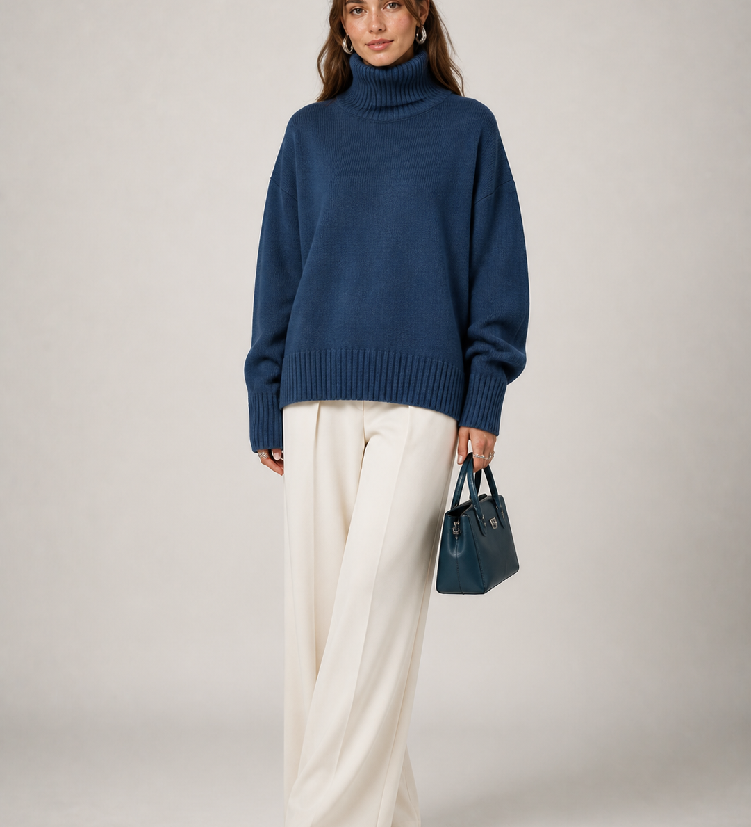 Sweater Elise azul-marinho — imagem principal em modelo