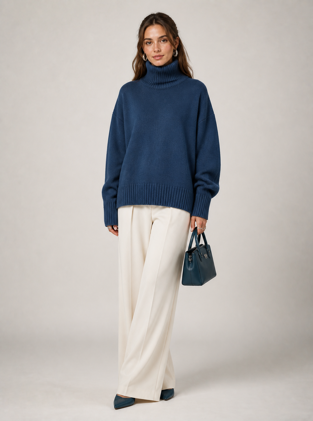 Sweater Elise azul-marinho — imagem principal em modelo