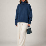 Sweater Elise azul-marinho — imagem principal em modelo