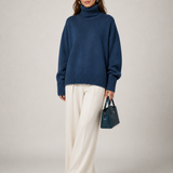 Sweater Elise azul-marinho — imagem principal em modelo