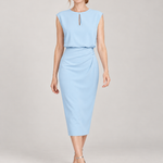 ELVIRA — azul-celeste, com modelo em estúdio