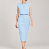 ELVIRA — azul-celeste, com modelo em estúdio