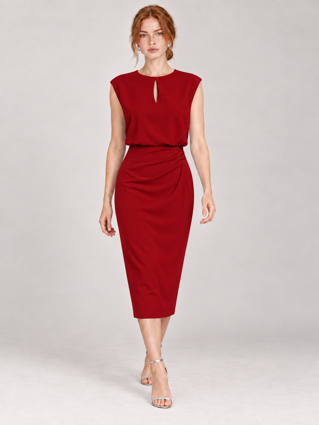 ELVIRA — vermelho, com modelo em estúdio