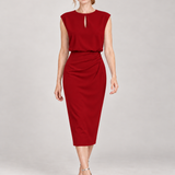 ELVIRA — vermelho, com modelo em estúdio