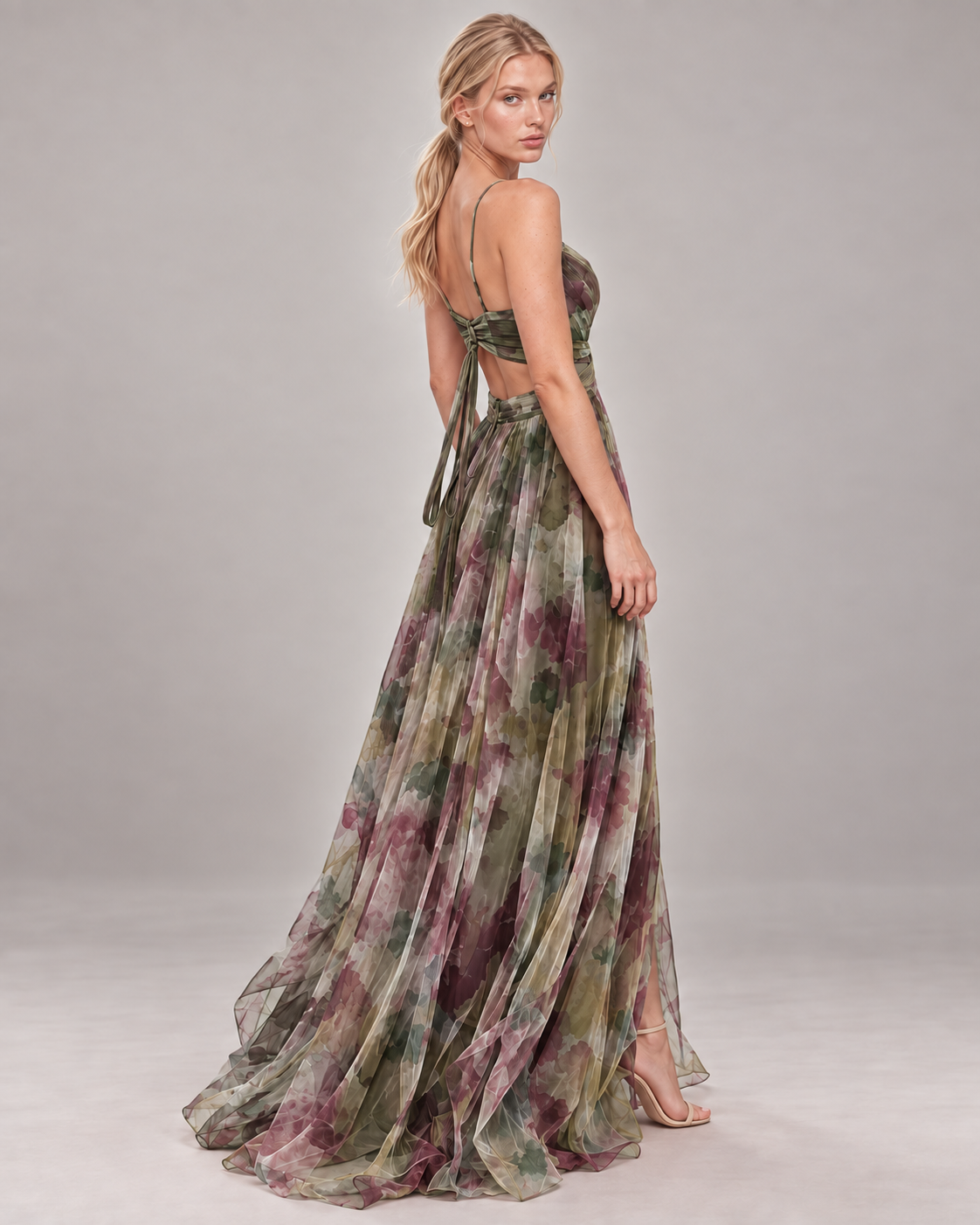 GISELLE vestido longo floral verde com modelo, vista traseira em três quartos