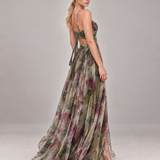 GISELLE vestido longo floral verde com modelo, vista traseira em três quartos