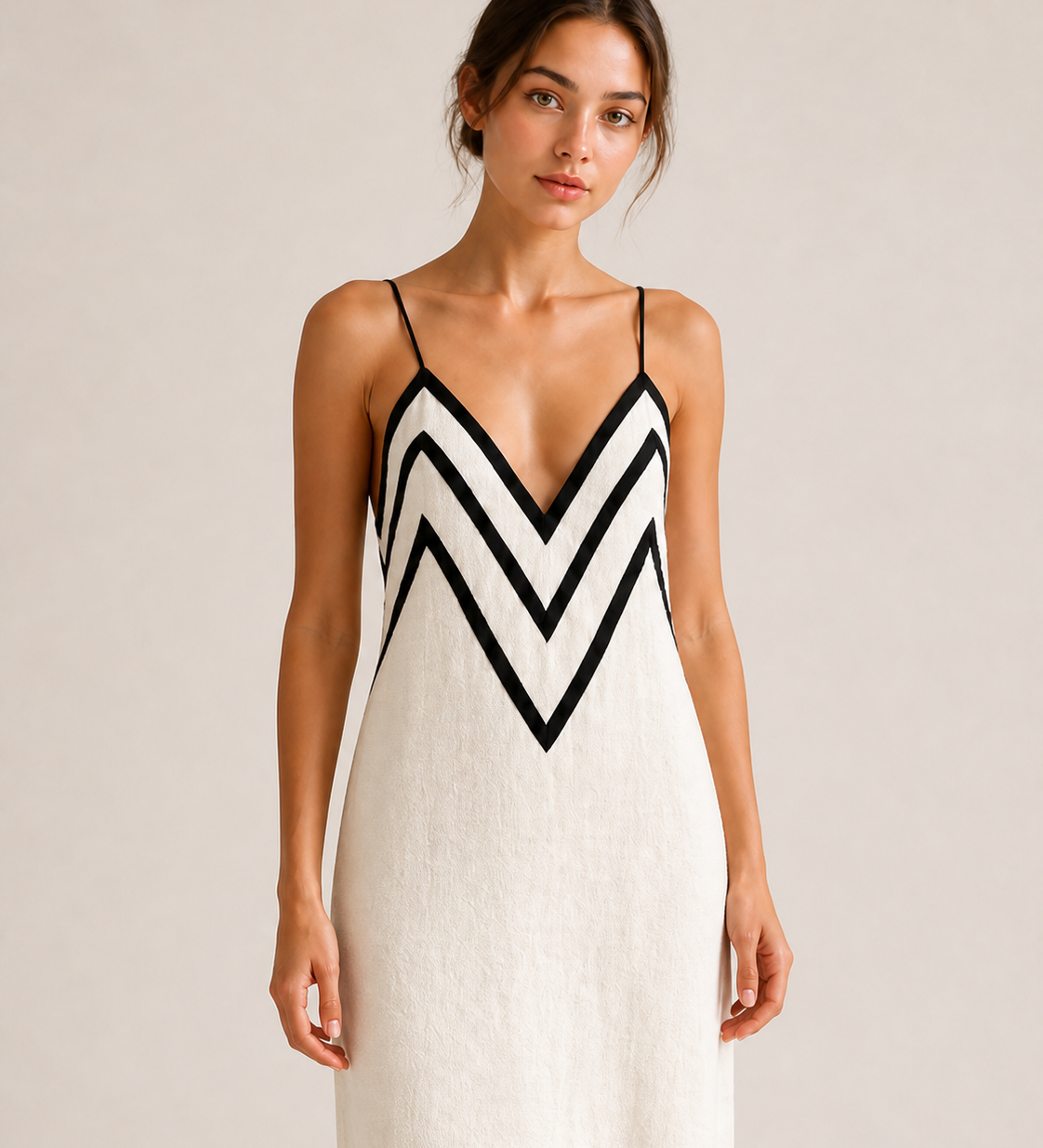 Vestido longo INMA — detalhe do decote em V
