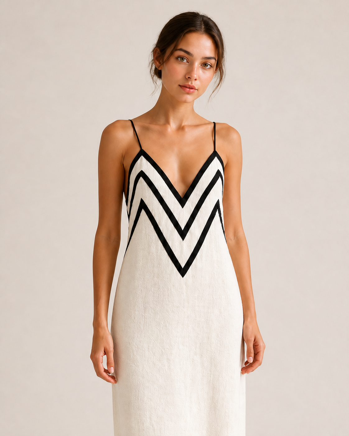 Vestido longo INMA — detalhe do decote em V